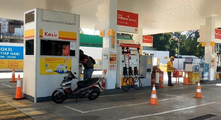 bekasi, shell, spbu swasta, BBM Langka, SPBU Shell, pegawai SPBU, Stok BBM Sekarat, Separuh Pegawai SPBU Shell di Bekasi Akan Dirumahkan
