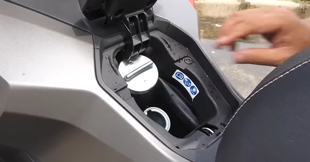 motor bekas, tangki bensin, tangki bensin motor, penyebab bensin keluar dari tutup tangki, penyebab tutup tangki keluar bensin, Ternyata Ini Penyebab Bensin Keluar Dari Tutup Tangki di Motor Bekas
