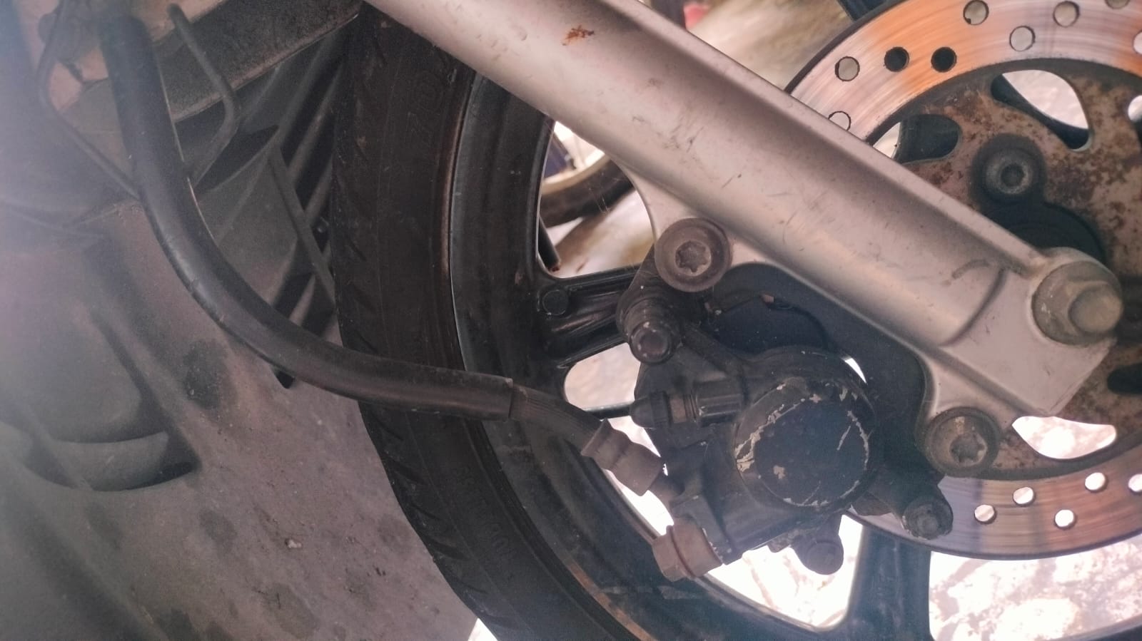 motor bekas, rem motor, slang rem, slang rem motor, kapan harus ganti slang rem, berapa umur slang rem, Ini Sebabnya Slang Rem di Motor Wajib Diganti Setelah Berumur Lima Tahun