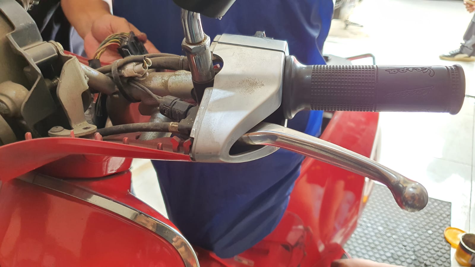 vespa, tuas rem, vespa matic, scooter layur, Ini Biang Keladi Penyebab Tuas Rem Kiri Vespa Matic Menjadi Keras