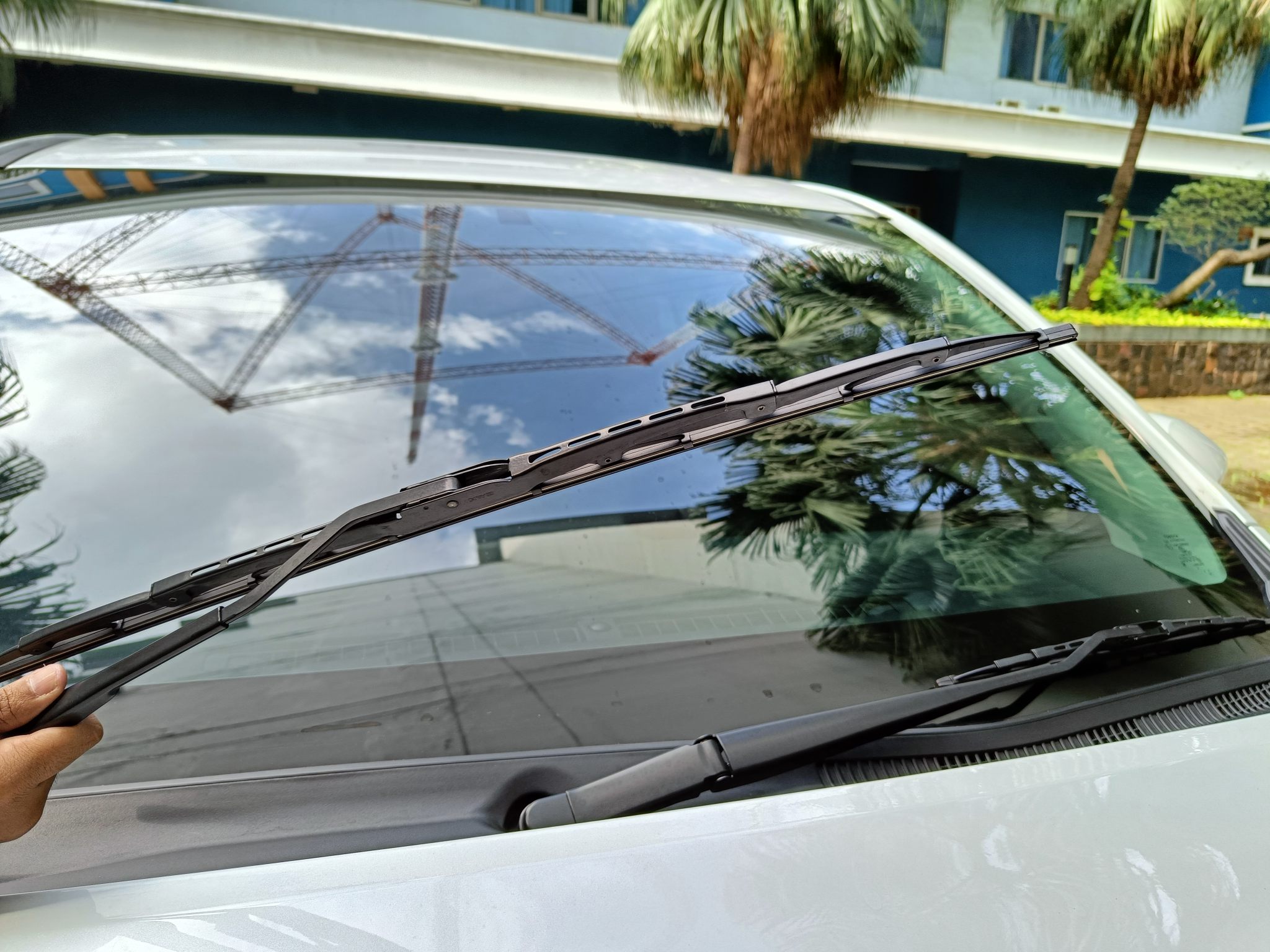 Musim Hujan, Begini Cara Mudah Ganti Karet Wiper Mobil Bekas Sendiri