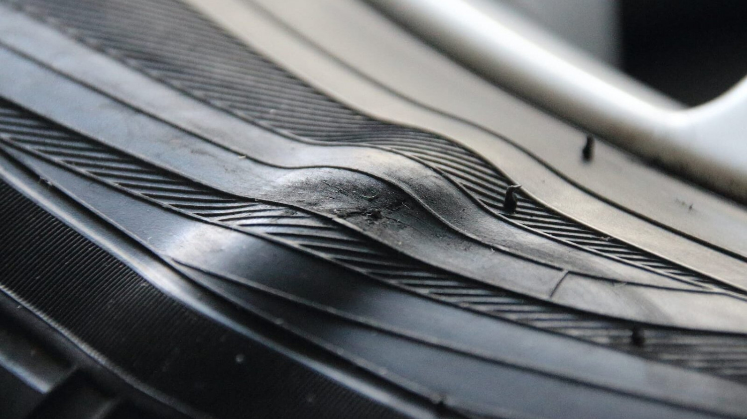 Biarkan Ban Mobil Kempis Jadi Bikin Cepat Rusak? Ini Kata Bengkel