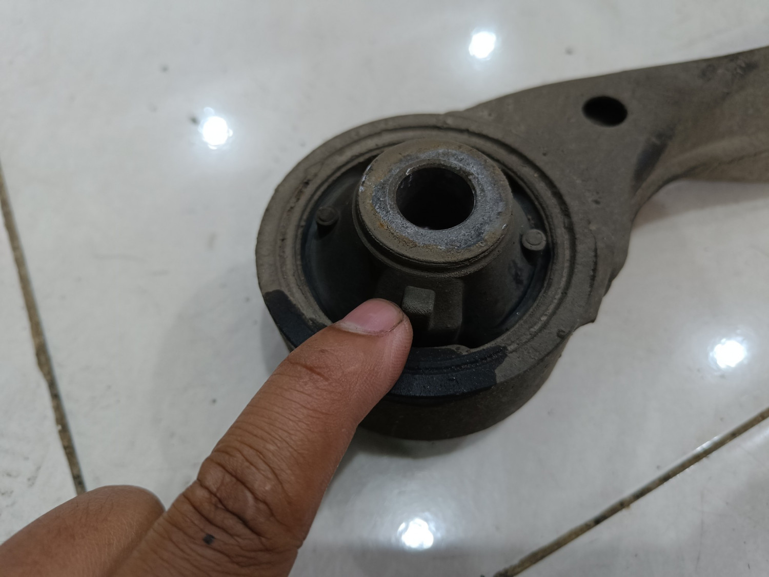 Bukan Cuma Umur, Hal Sepele Ini Penyebab Karet Bushing Arm Mobil Cepat Rusak