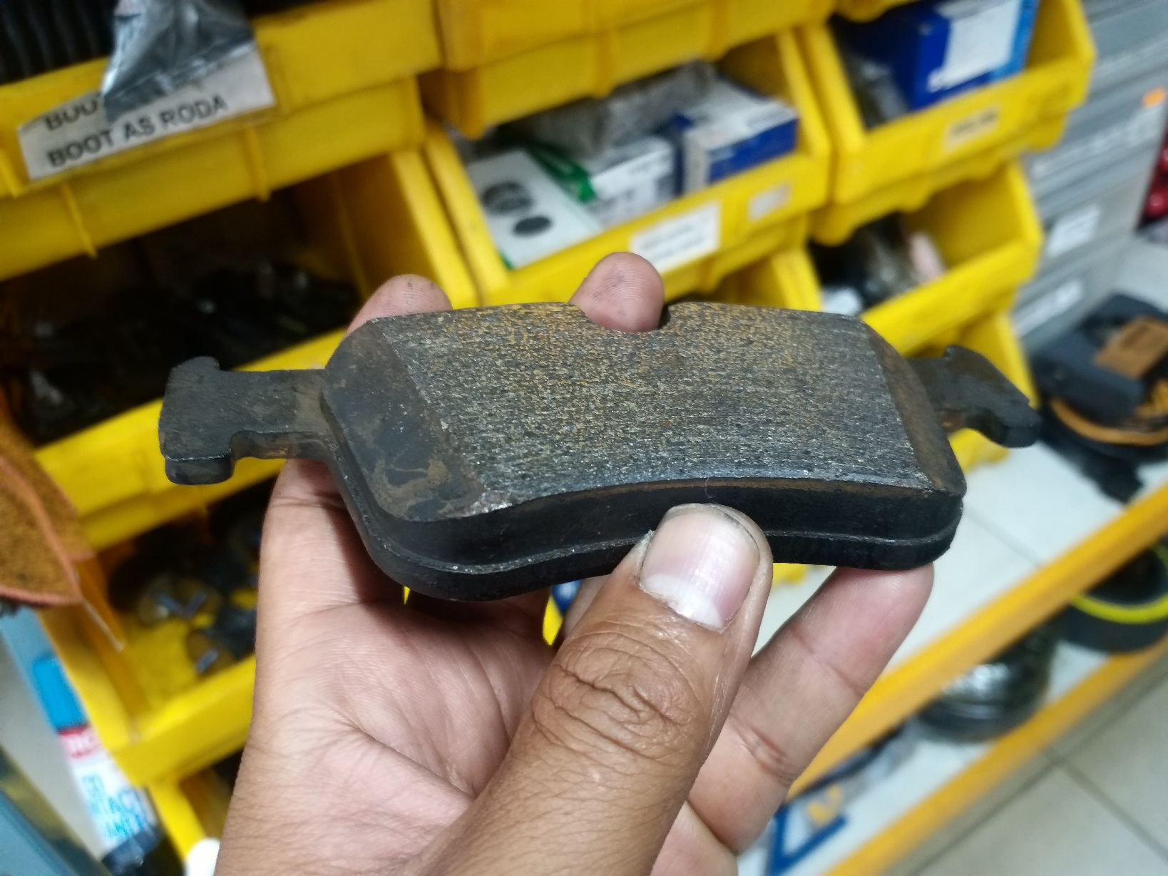kampas rem, pedal rem, kampas rem habis, tanda tanda kampas rem habis, gesekan besi, Para Pemilik Mobil Bekas Wajib Tahu, Ciri-ciri Kampas Rem Minta Ganti