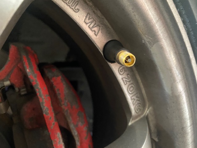 Alasan Kenapa Pentil Di Ban Mobil Bekas Wajib Diganti Berkala