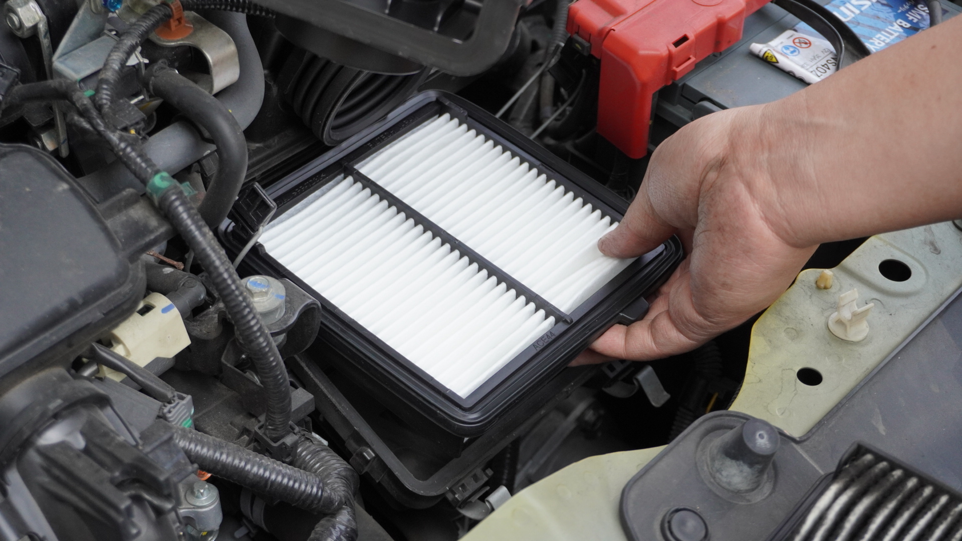 Cara Mudah Membersihkan Filter Udara Mobil Bekas Sebelum Liburan Akhir Tahun