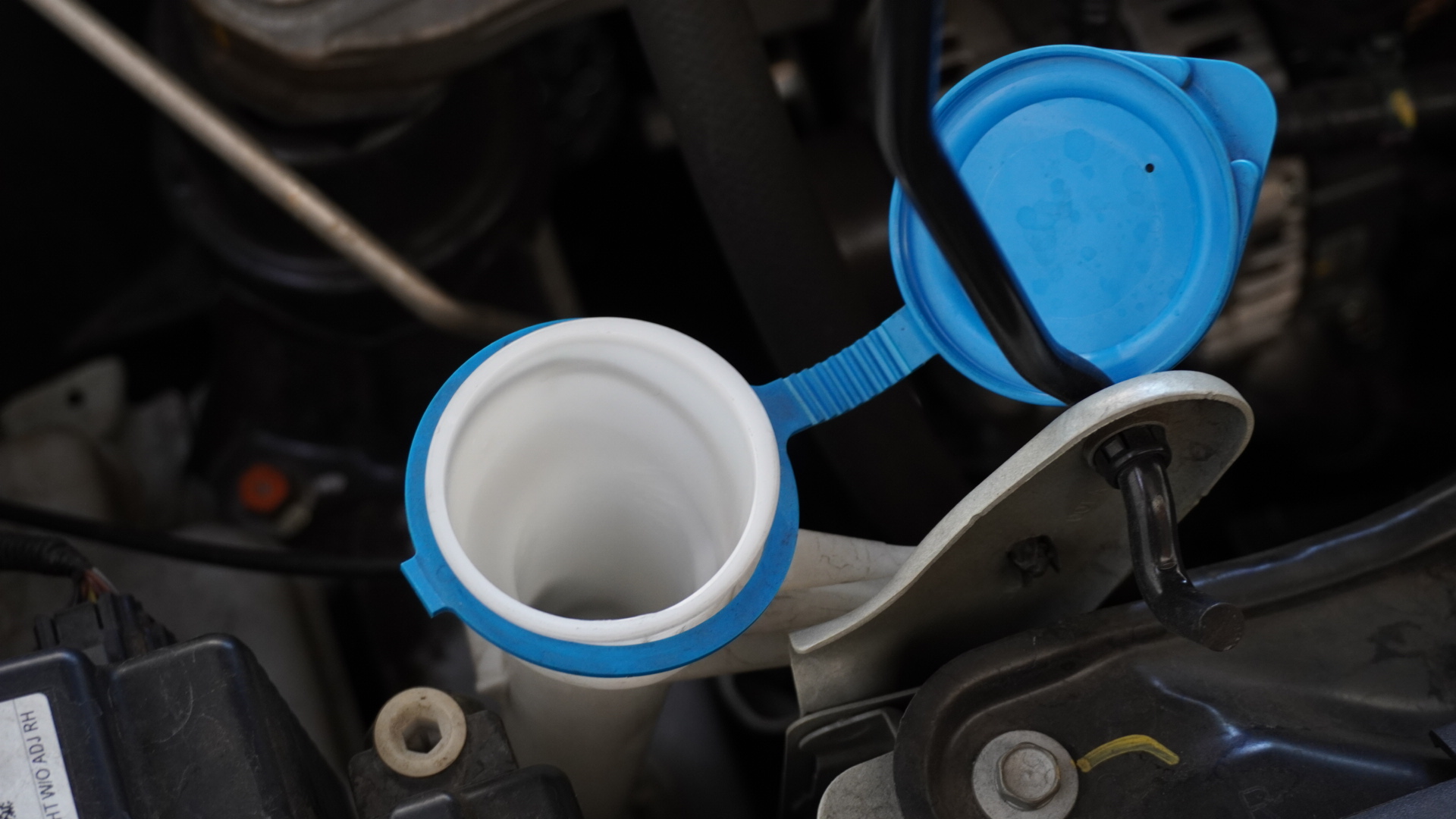 mobil, wiper, wiper mobil, air wiper, Air Wiper Mobil Habis, Aman Nggak Kalau Diisi Air Keran? Simak Ini