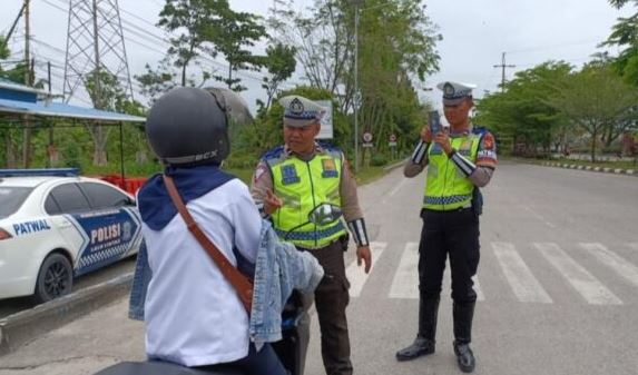 polisi, tilang elektronik, korlantas polri, tilang manual, uang tilang, Nggak Penasaran Lagi, Uang Hasil Tilang Manual dan Elektronik Masuk ke 3 Lembaga Ini