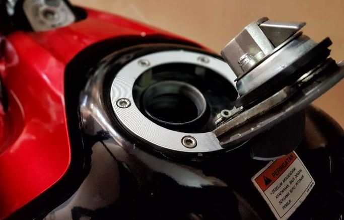 Ini Sebabnya Kunci Kontak dan Tangki Bensin Motor Bekas Seret Di Musim Hujan
