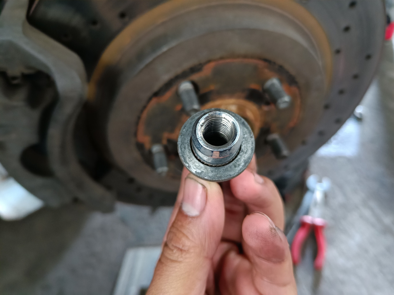 Kencangkan Mur Roda Itu Mobil Wajib Disilang, Ini Dia Alasannya