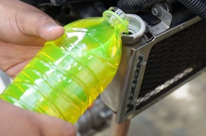 Gak Perlu ke Bengkel, Begini Cara Mudah Flushing Radiator Motor Sendiri