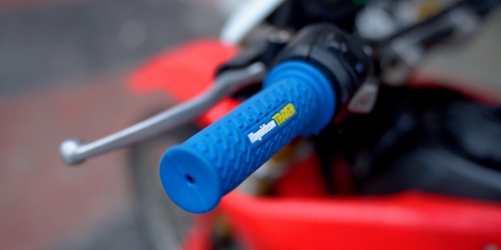motor bekas, handgrip, handgrip motor, cara pasang handgrip motor, handgrip aftermarket, cara pasang handgrip, Ternyata Ganti Handgrip Motor Bekas Sebelah Kanan dan Kiri Caranya Beda