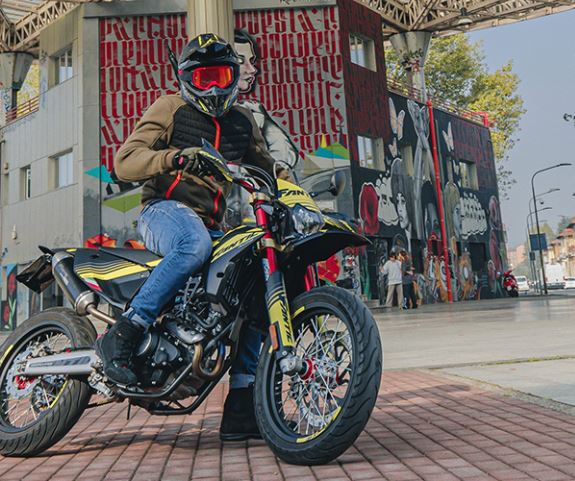 Ban Soft Compound Mulai Laris Dipasang di Supermoto, Ini Alasannya