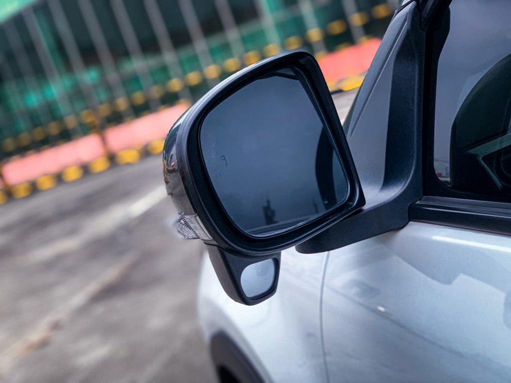 Tambahan Kaca Kecil di Spion Ini Sangat Membantu Kamu Saat Mengemudi