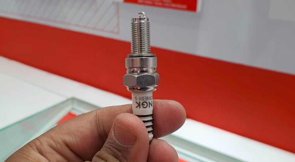 busi iridium, sikat kawat, ampelas, kerak karbon, Cara Bersihkan Busi Iridium Mobil yang Kotor, Ahli Kasih Tahu