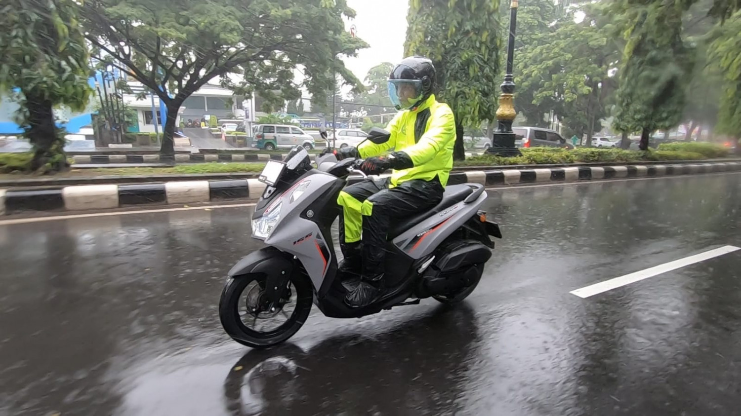 Masuk Logika, Ini Alasan Tarikan Motor Terasa Enteng Saat Hujan