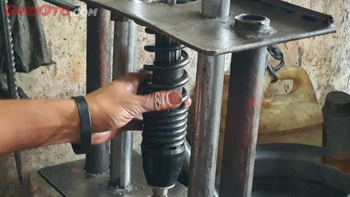 sokbreker, prima shockbreaker cibubur, servis sokbreker, sokbreker motor matic, Lebih Murah dari Ganti Baru, Biaya Servis Sokbreker Skutik Cuma Segini