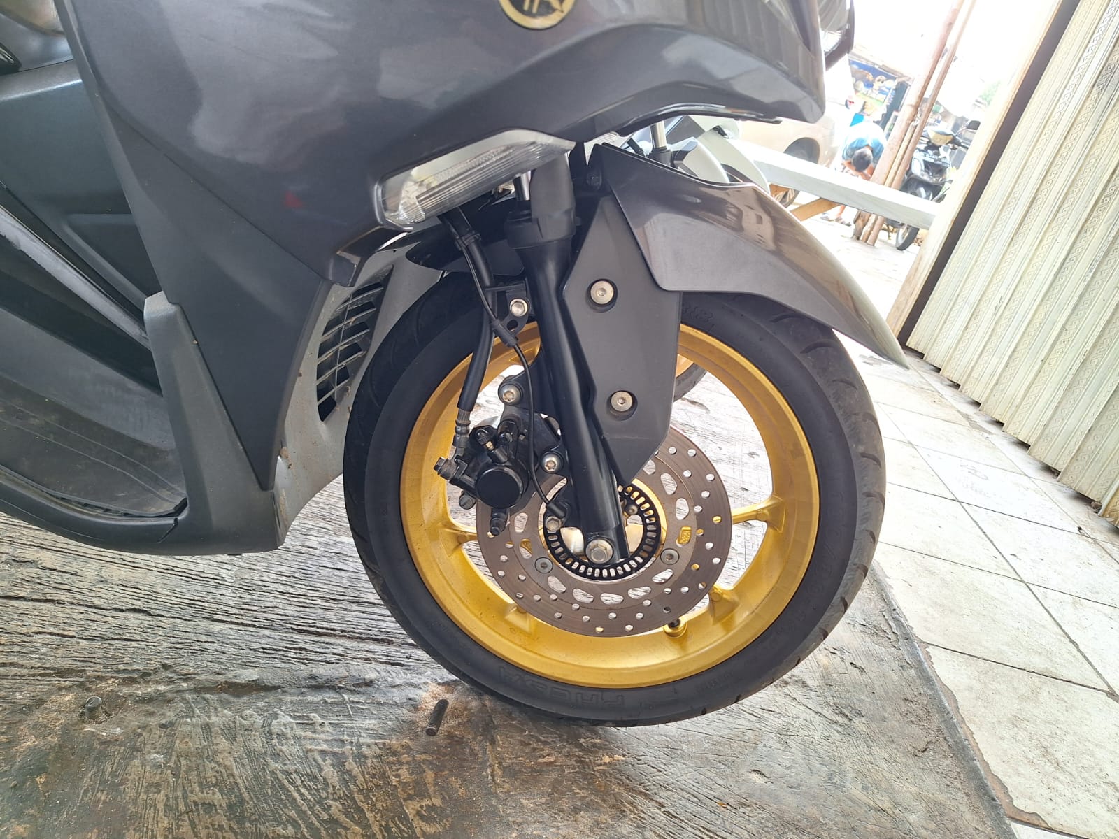 ban motor, motor bekas, ban motor bekas, cara merawat ban motor, cara membersihkan kerikil di ban, Baru Tahu, Ini Manfaat Membersihkan Ban Motor Bekas Dari Kerikil