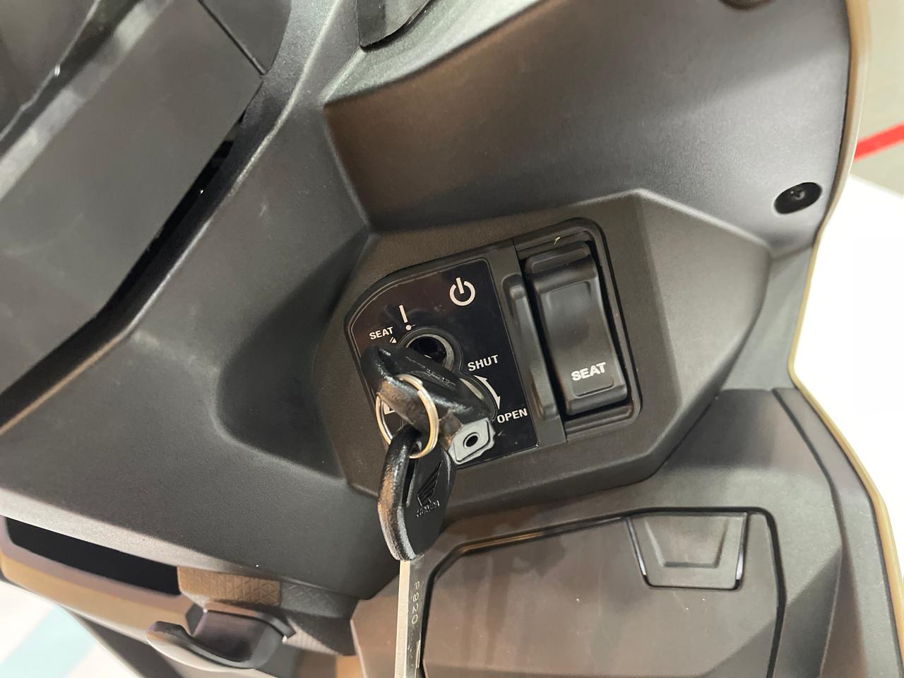harga honda beat, alarm motor, Fitur Honda BeAT, Alarm Honda BeAT, cara aktifkan alarm honda beat, Bukan Pencet Remote, Alarm Honda BeAT Diaktifkan Lewat Rumah Kunci Kontak, Gini Caranya