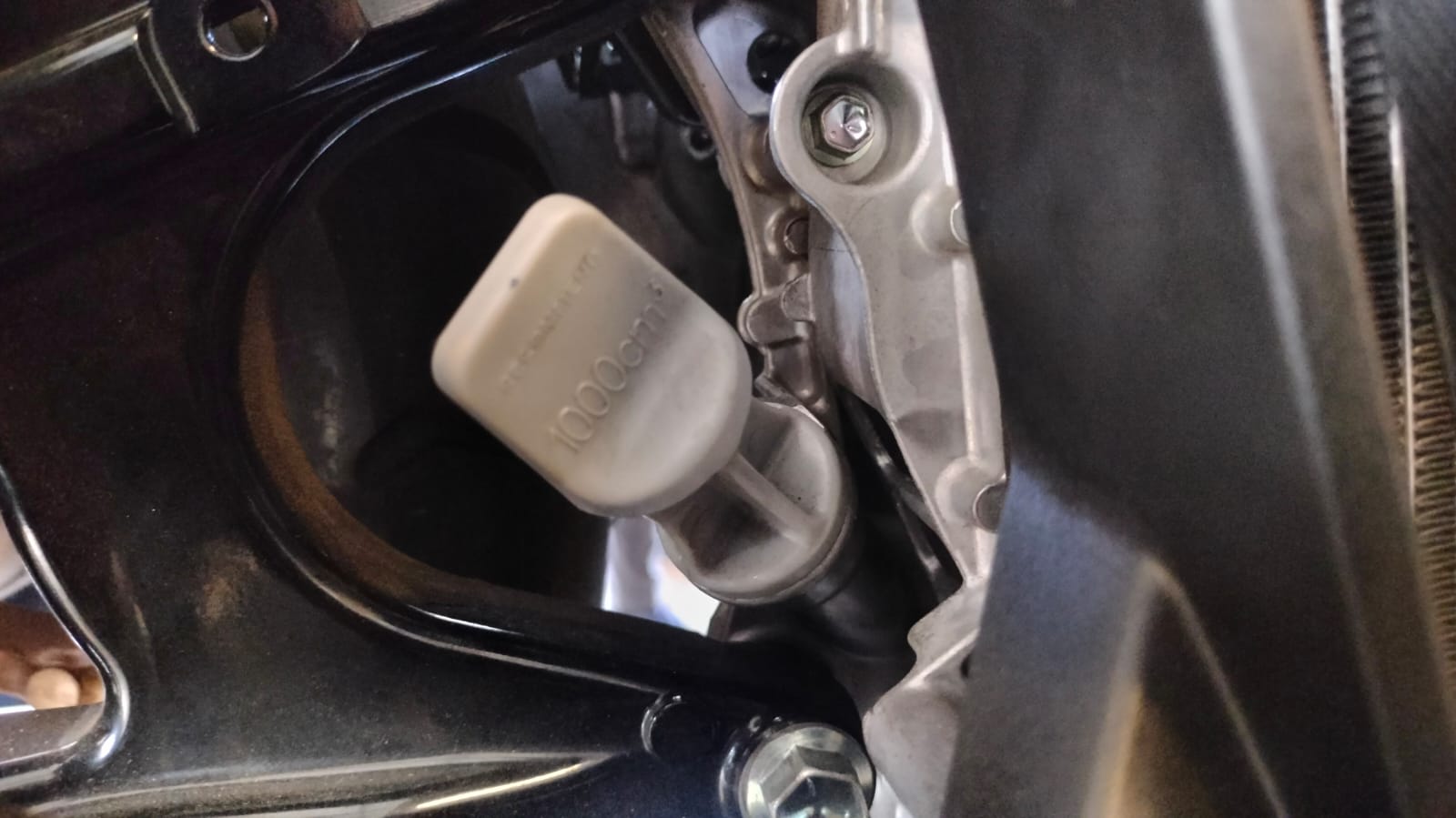 oli mesin, motor bekas, cara cek oli mesin, cara cek oli, Dipstick Oli mesin, cara cek oli mesin pakai dipstick, Cara Yang Benar Cek Volume Oli Mesin Motor Bekas dari Dipstik Tutup Oli