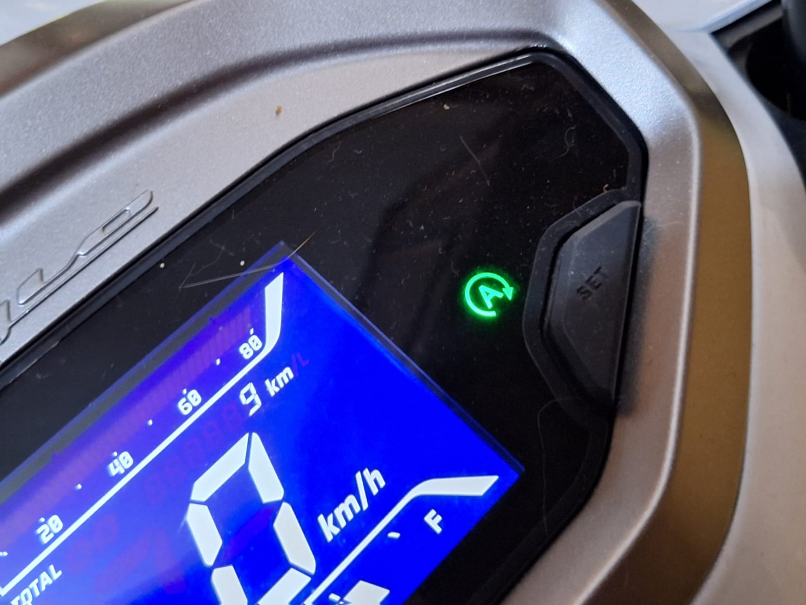 Perempuan Harus Tahu, Ada Fitur yang Bikin Mesin Motor Otomatis Mati Saat Berhenti