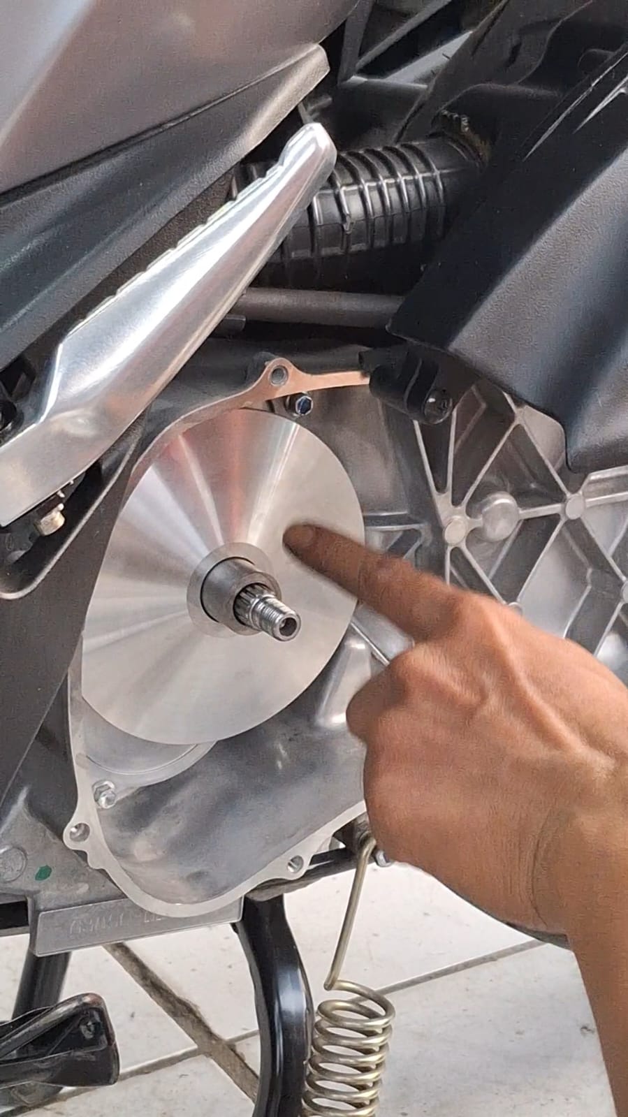 Ini Dua Penyebab Rumah Roller Motor Matic  Susah Dibuka Atau Dilepas