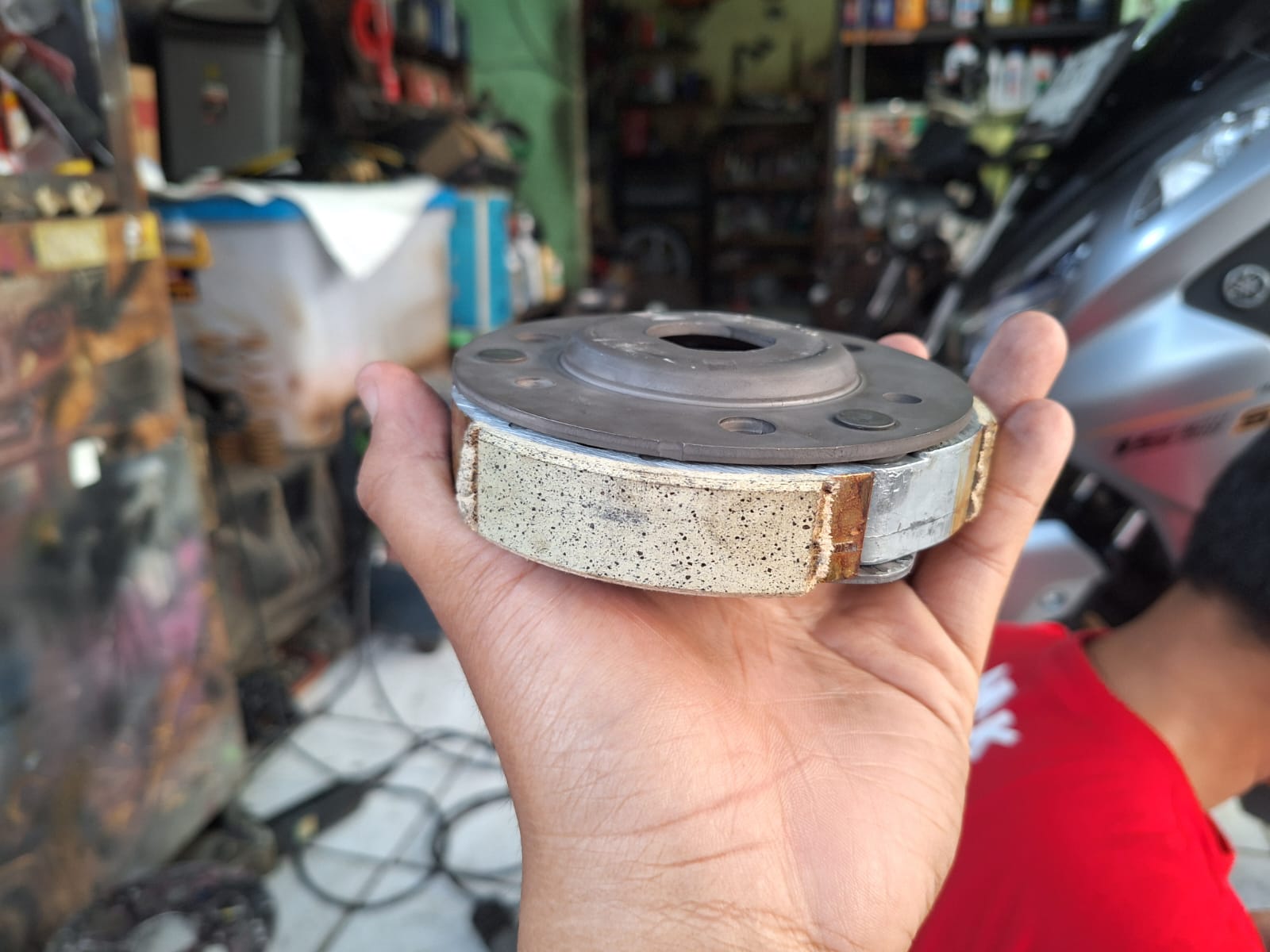 Begini Cara Mudah Membersihkan Kampas Ganda Motor Matic Yang Kotor