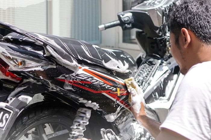 Wajib Tahu, Tiga Cairan Ini Gak Disarankan Bengkel Spesialis Cat Untuk Cuci Motor