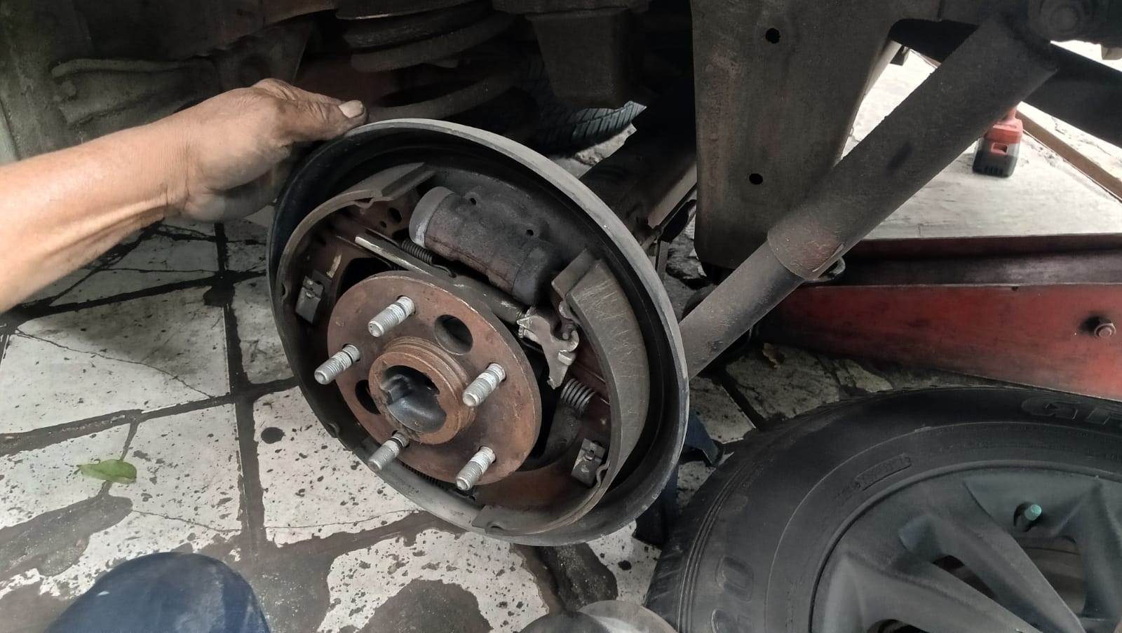 mobil bekas, sabun colek, rem mobil, rem teromol, cara membersihkan rem mobil, rem teromol mobil, cara membersihkan rem teromol, cara membersihkan rem teromol mobil, Cara Bikin Pakem Rem Teromol Di Mobil Bekas Pakai Sabun Colek