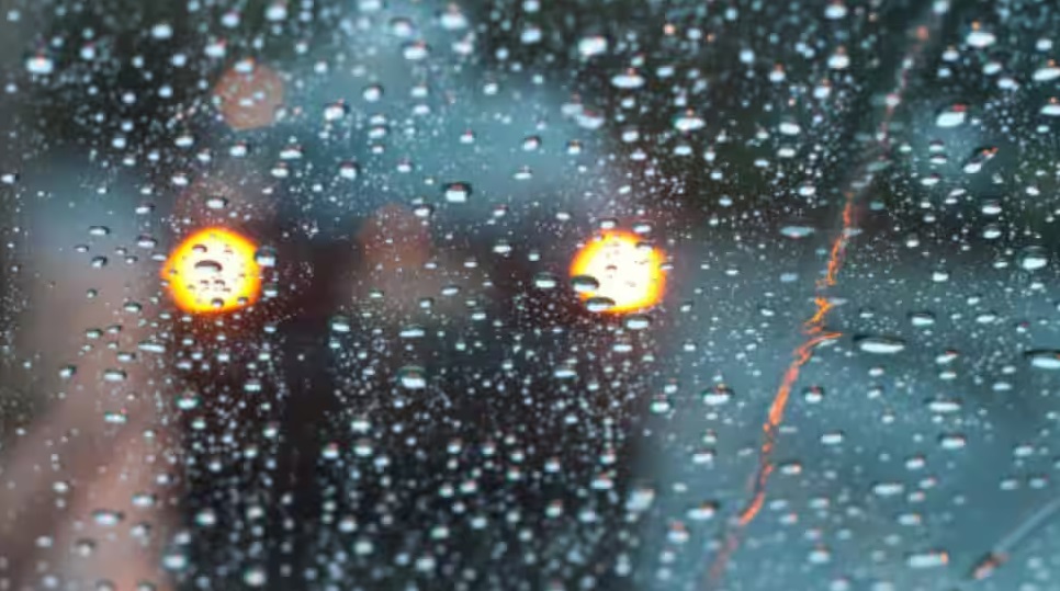 Bukan Aman, Pakai Lampu Hazard Saat Hujan Deras Bisa Jadi Sumber Petaka di Jalan