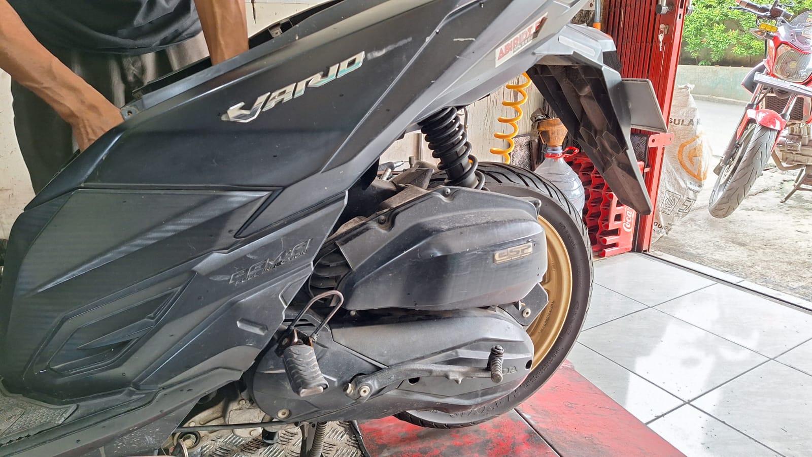 sokbreker, sokbreker motor, scarlet racing, IMOS 2025, Sokbreker Motor Gampang Rembes di Musim Hujan, Begini Cara Mencegahnya