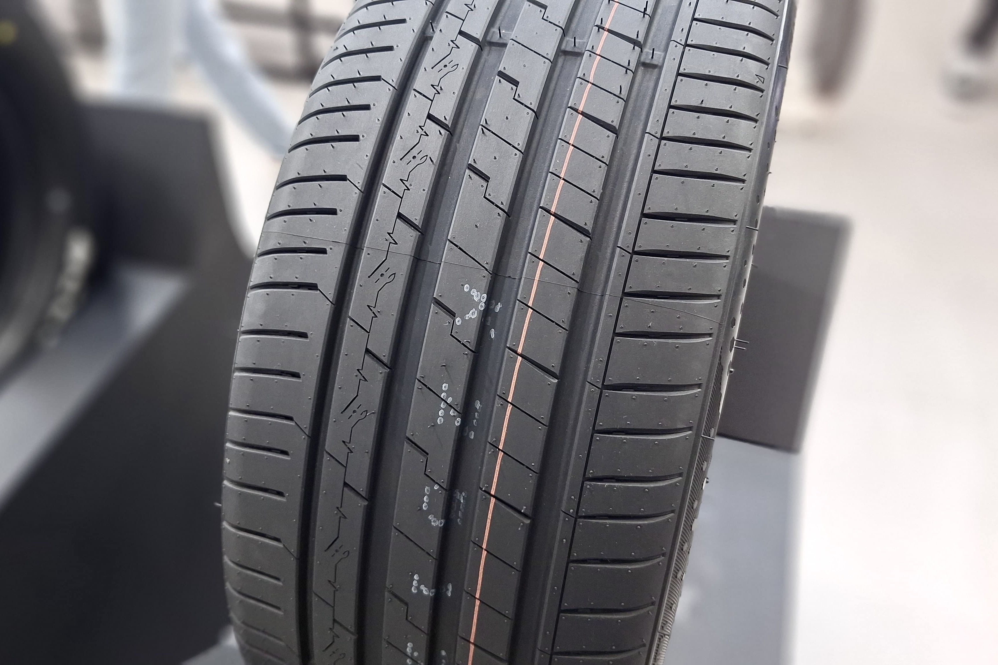 Bisa Dipertimbangkan, Ini Tipe Ban Mobil yang Cocok Digunakan di Musim Hujan