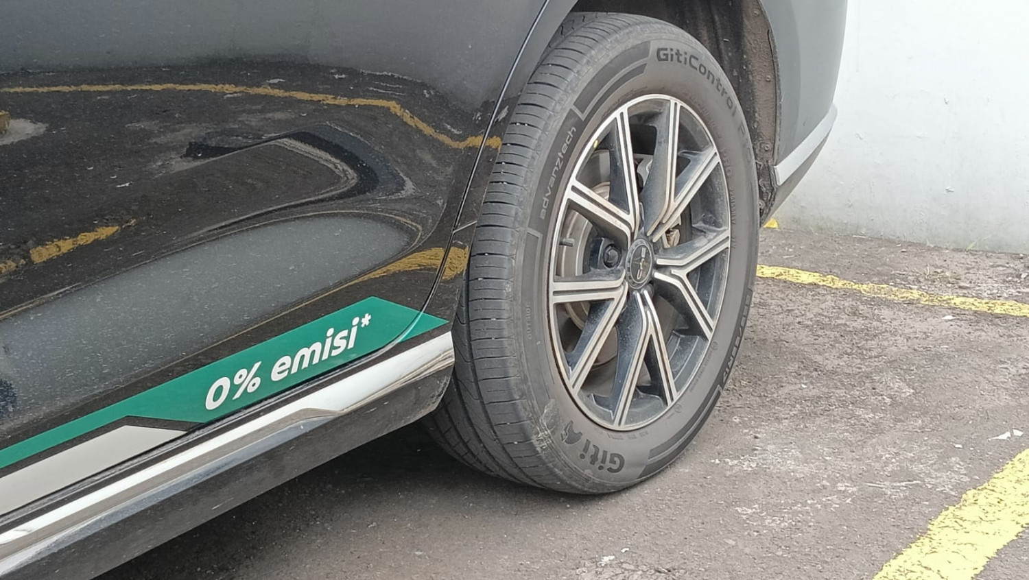 Sudah Tahu Belum, Ini Efek Samping Membiarkan Ban Mobil Banyak Krikil