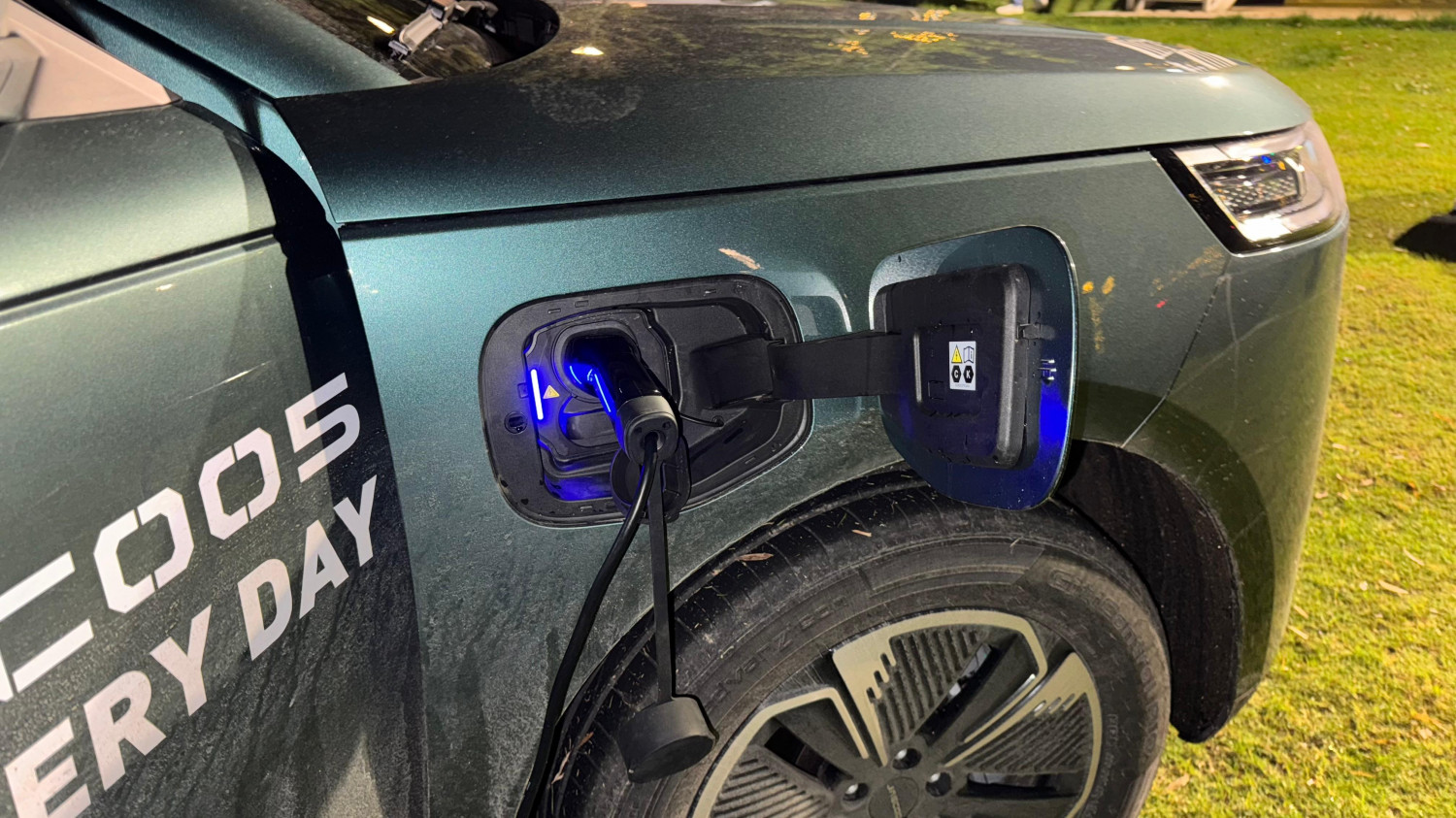 Enak Dipakai Saat Liburan, JAECOO J5 EV Bisa Jadi Genset Listrik