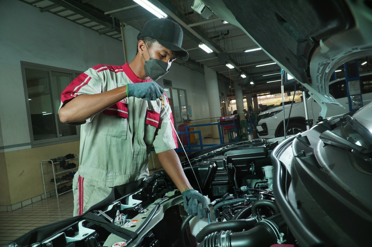 volume, oli mesin, pompa oli, pelumasan, kinerja mesin, Isi Oli Mesin Mobil Terlalu Penuh Malah Bikin Masalah, Ini Faktanya