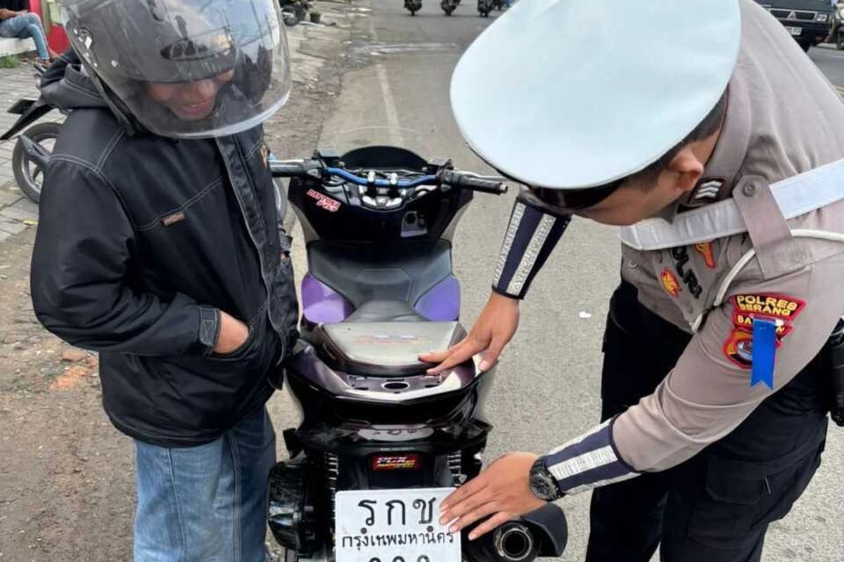 pelat nomor, modifikasi pelat nomor, Denda Modifikasi Pelat Nomor, Regulasi Pelat Nomor, Pidana Modifikasi Pelat Nomor, Motor Boleh Dimodifikasi, Tapi Kalau Pelat Nomor Biarkan Orisinal Tanpa Tambahan Ini dan Itu