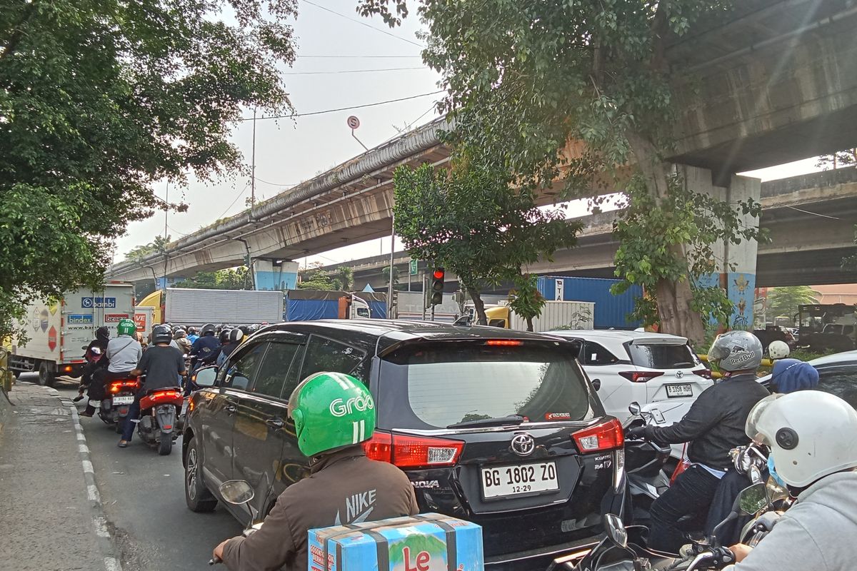 lampu merah lama, durasi lampu merah, Lampu Merah Daan Mogot, Traffic Light Daan Mogot, Exit Tol Cengkareng, Durasi Lampu Merah di Daan Mogot Bikin Ampun, Cewek Nunggu Bisa Sambil Dandan Dulu