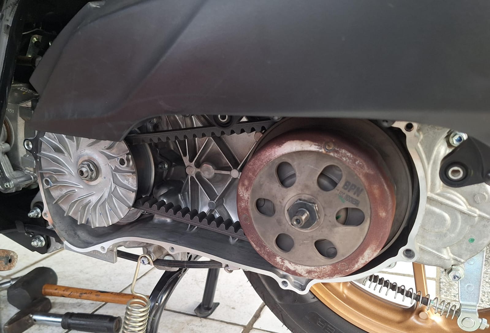 motor matic, gantung gas, mangkok kampas ganda, kampas ganda, risiko gantung gas di motor matic, dampak gantung gas di motor matic, Sering Gantung Gas di Motor Matic Bikin Tiga Part Ini Cepat Rusak, Apa Saja?