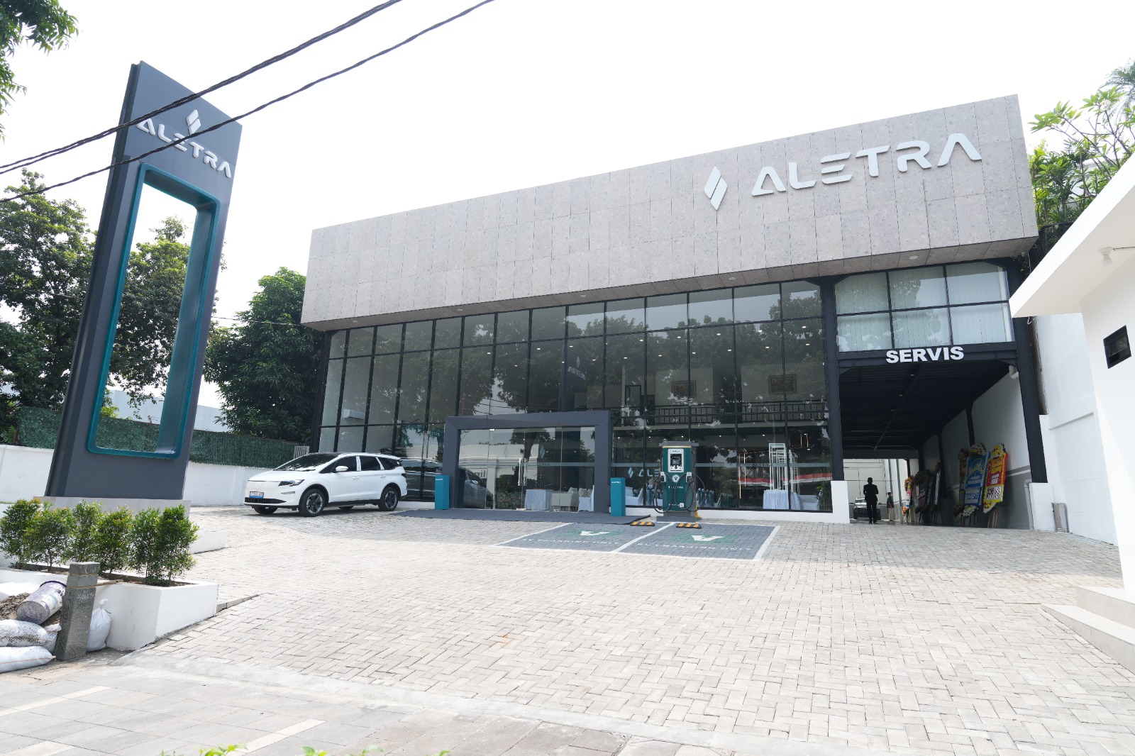 Aletra L8, Aletra, Aletra Mobil Nusantara, Dealer Aletra, Serius Bangun Ekosistem Mobil Listrik, Aletra Buka Dealer Baru di Jakarta Selatan