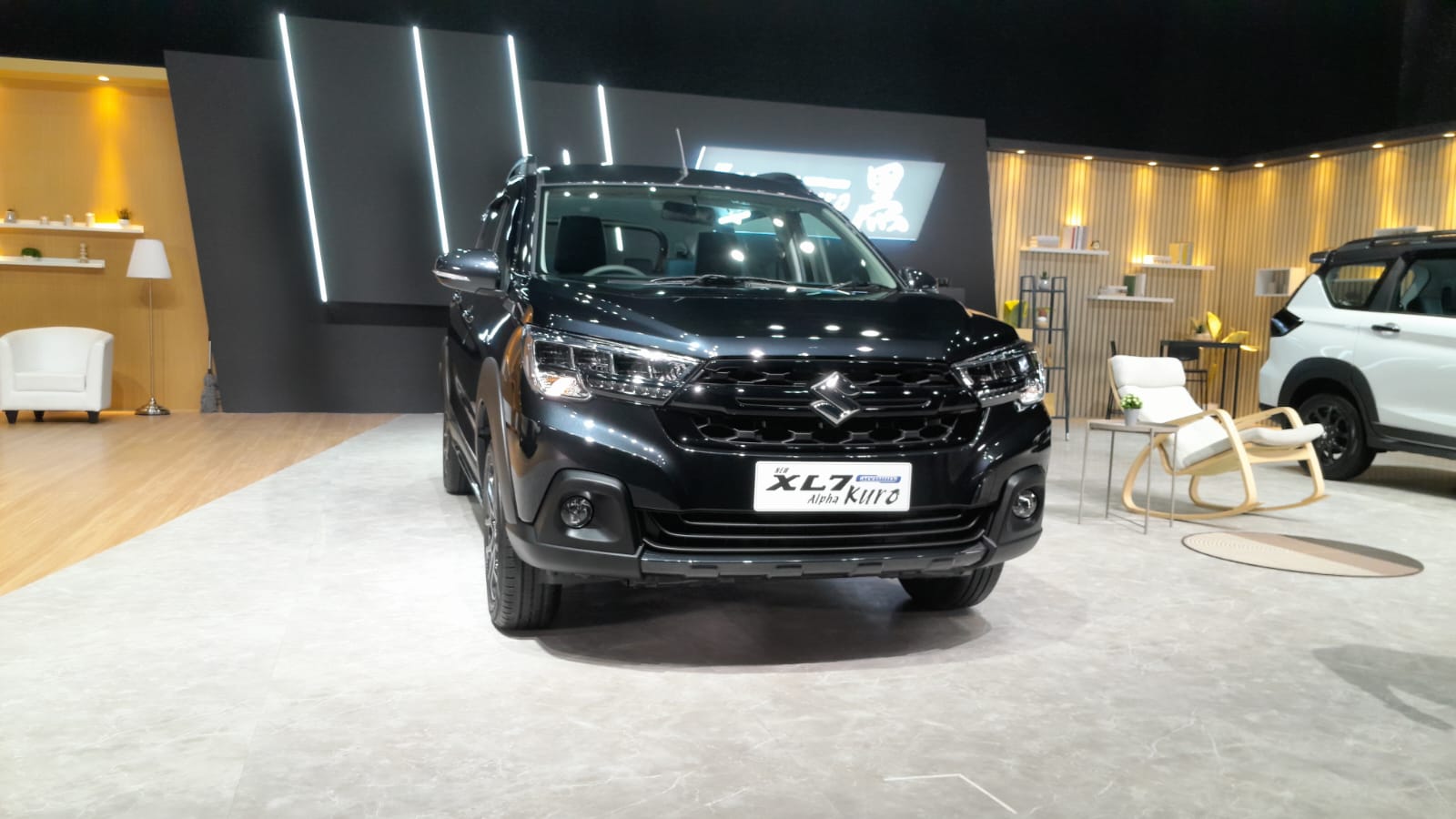 suzuki, pt sis, target penjualan, New Suzuki XL7 Alpha Kuro Hybrid, Suzuki Gak Mau Santai, XL7 Alpha Kuro Dikejar Target Laku 300 Unit Sebulan