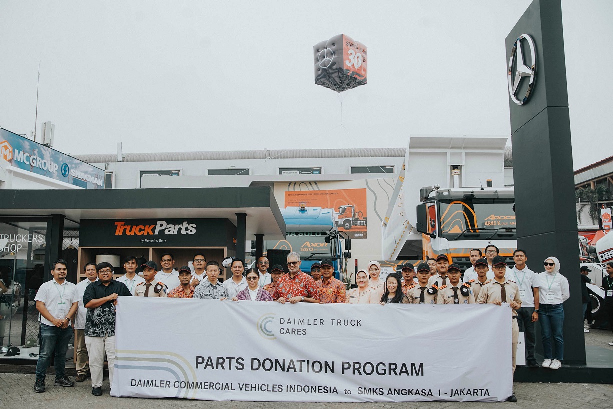 daimler, Daimler Commercial Vehicles Indonesia, Mercedes-benz OF 917, Mesin Bus Mercedes-Benz OF 917, SMK 1 Angkasa Jakarta, Top Markotop, DCVI Sumbang Mesin Bus Mercedes-Benz OF 917 ke SMK 1 Angkasa Jakarta