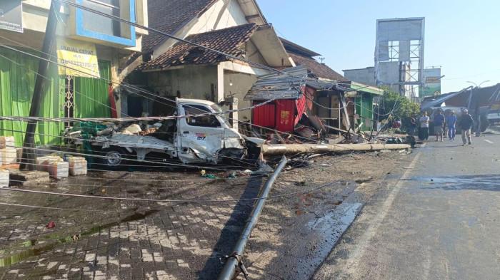 kecelakaan maut, pasuruan, malang, Truk Oleng, tiga kendaraan, Ruko dan 3 Kendaraan Amburadul Ulah Truk Rebahan, Posisi Warung Sedang Ramai Pembeli