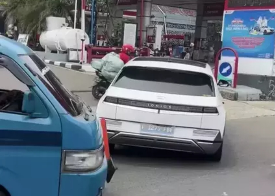 mogok, hyundai ioniq, Ioniq 5 Mogok di Depan SPBU Saat Baterai Penuh, Hyundai Buka Suara