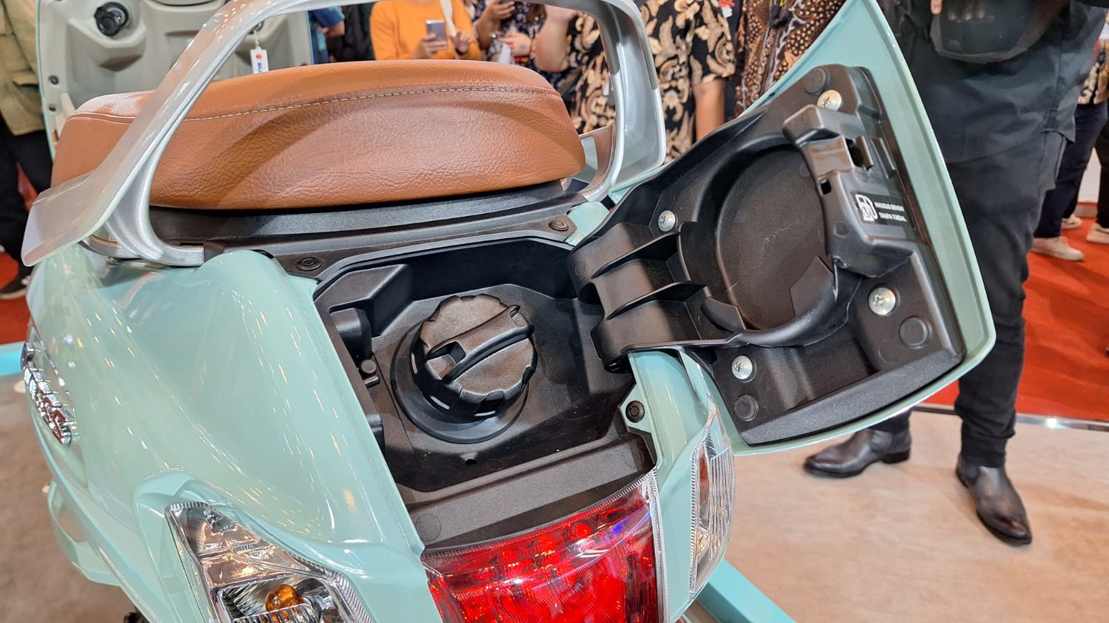 suzuki, tangki bensin, Access 125, IMOS 2025, Uniknya Cara Isi Bensin Suzuki Access, Seperti Bawa Mobil!