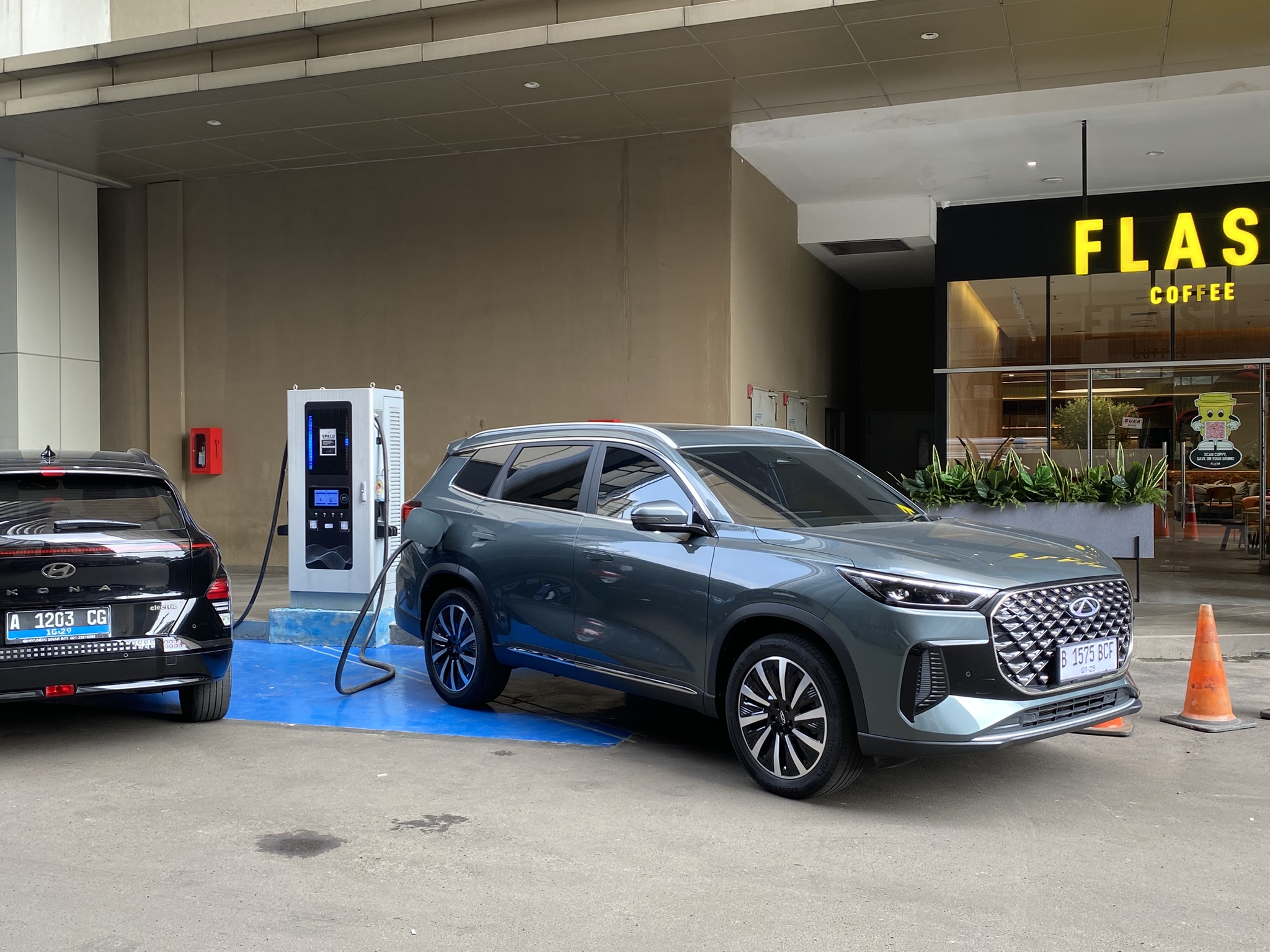 charging, mobil baru, chery, SPKLU, Chery Tiggo 8 CSH, Ditinggal Makan Eh Penuh, Chery Tiggo 8 CSH Bisa Dicas Secepat Ini
