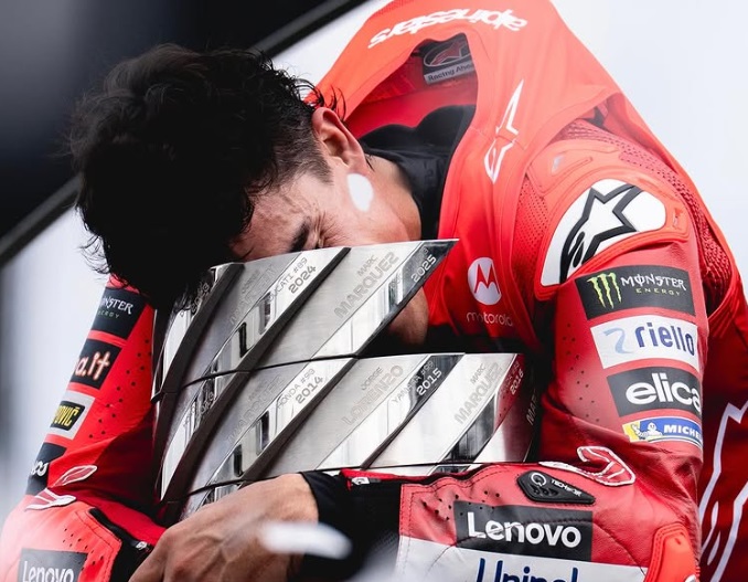 Marc Marquez, marc marquez juara dunia, Valentino Rossi, juara dunia motogp, MotoGP Jepang, juara dunia motogp 2025, Samai Level Valentino Rossi, Marc Marquez Sah Jadi Juara Dunia MotoGP 2025