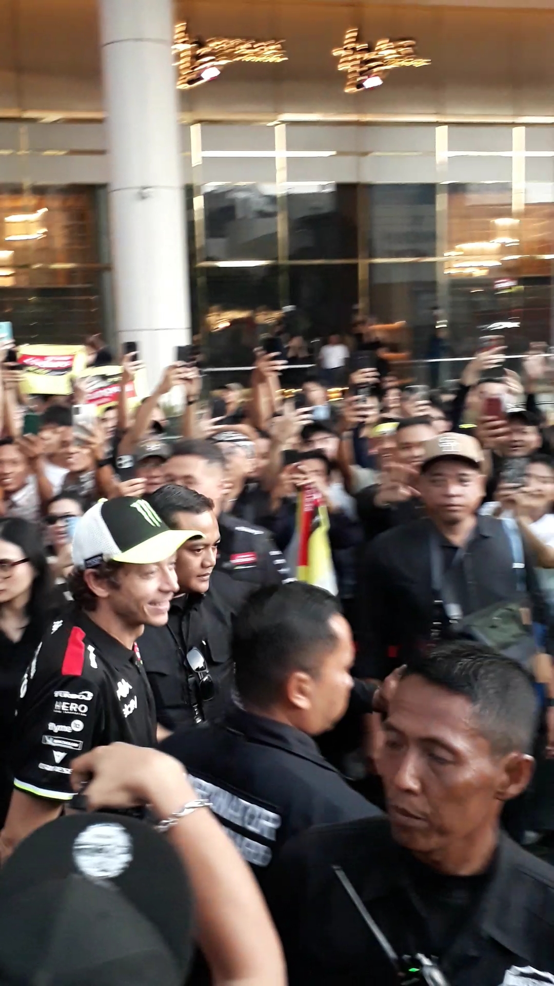 rossi, Valentino Rossi, pertamina enduro, pertamina lubcricants, motogp mandalika, vr46 racing team, Valentino Rossi Bikin Geger di Senayan, Fans Rela Hujan-hujanan