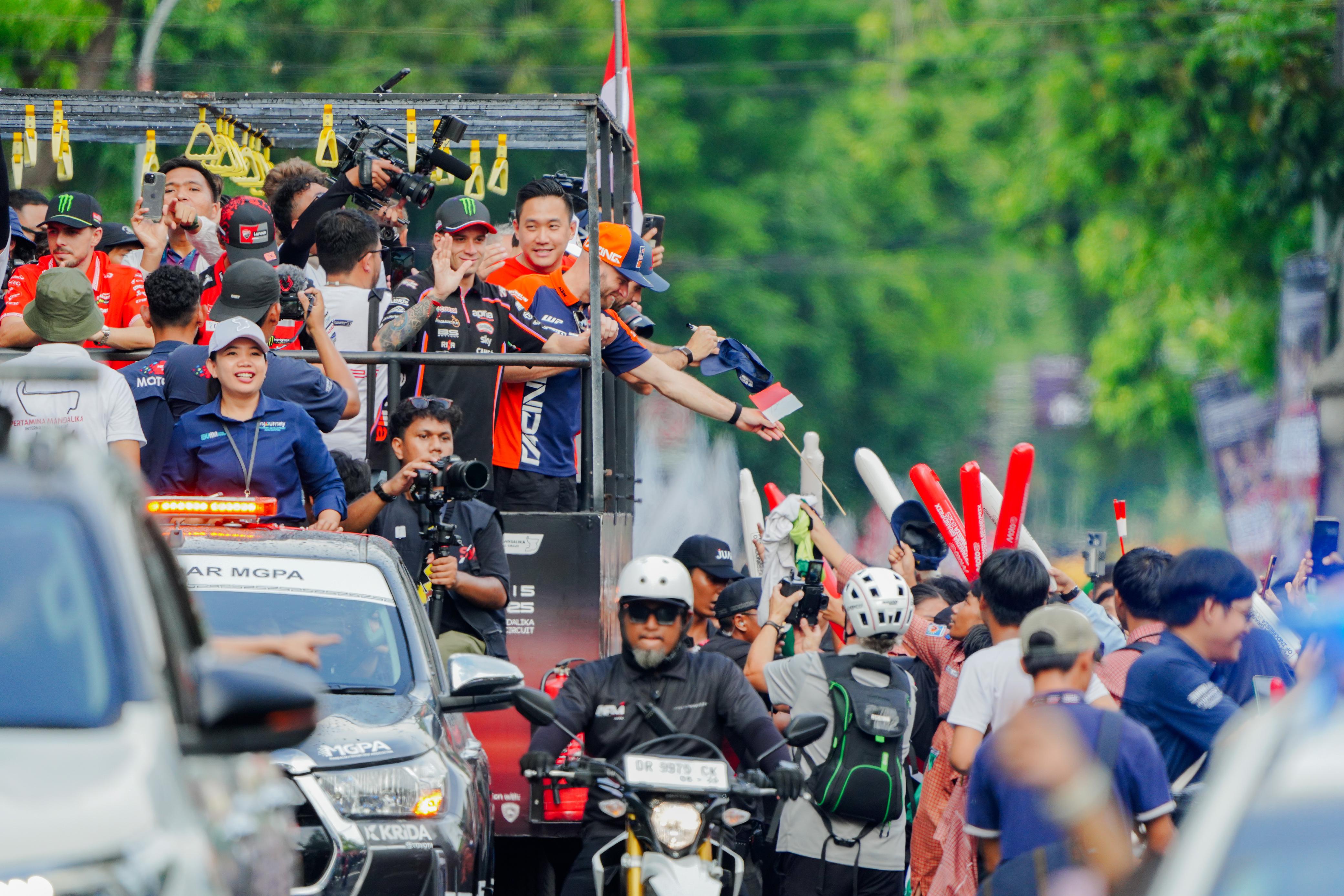MotoGP, mataram, parade, Mandalika, mario aji, Lautan Manusia Sambut Bintang MotoGP di Mataram, Mario Aji Jadi Sorotan