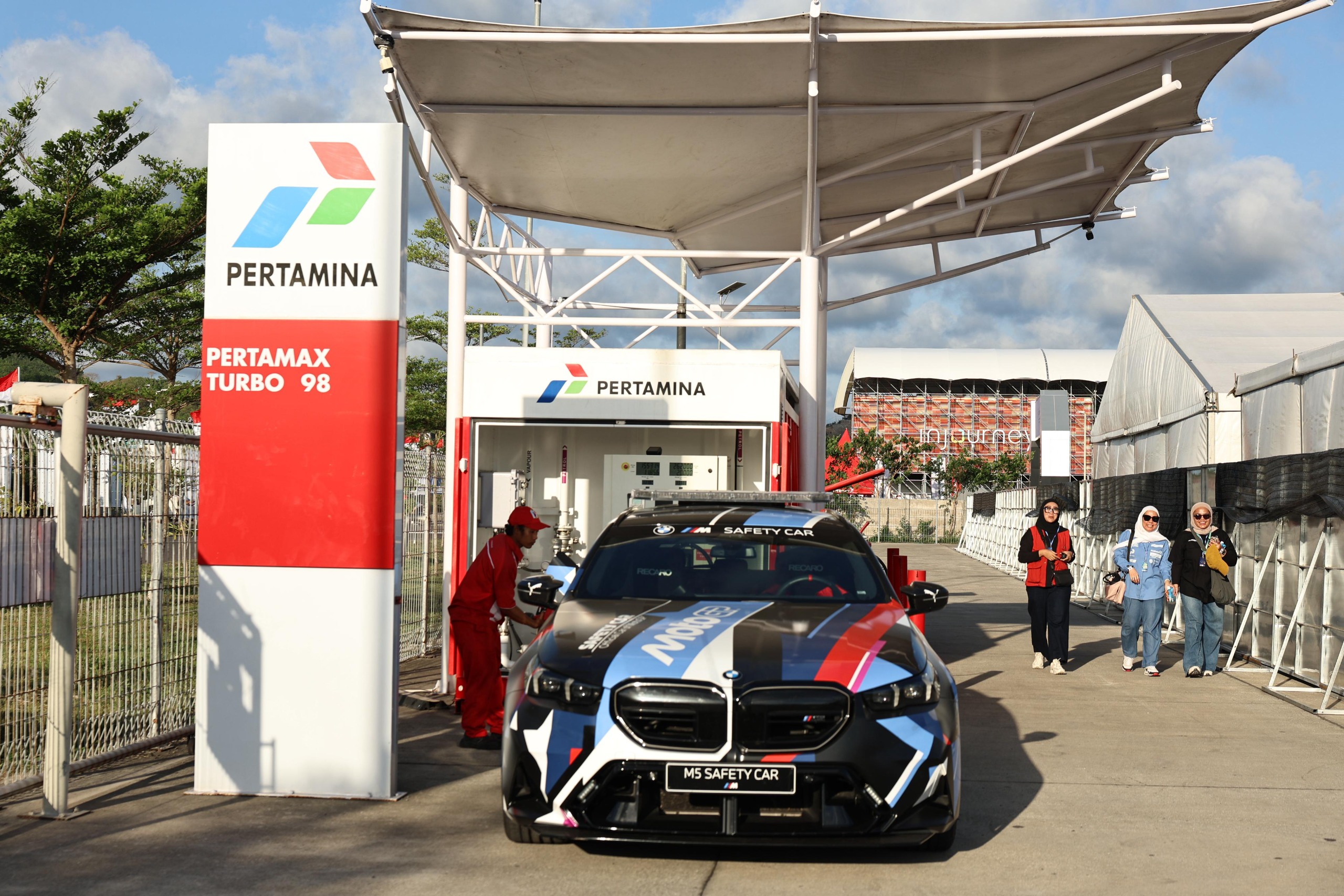 safety car motogp, motogp mandalika, BMW M5 CS Safety Car, Safety Car MotoGP Mandalika, MotoGP Indonesia 2025, BMW M5 MotoGP Indonesia Berhenti di SPBU Pertamina, Pilih Isi BBM Ini