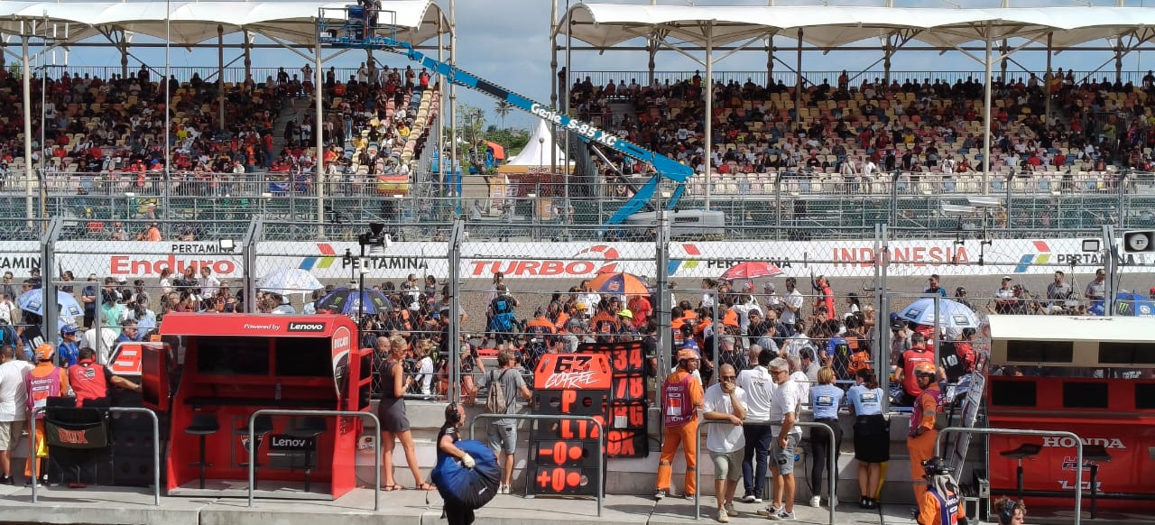 MotoGP, motogp indonesia, Mandalika, MotoGP Indonesia 2025, pemalsuan stiker VIP motogp, Pemilik Percetakan Dibekuk Polisi Mataram, Kaitan Stiker VIP MotoGP Mandalika Palsu
